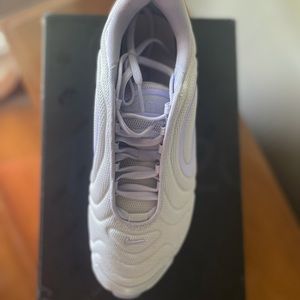 Like new W Air Max 720 Sz 7.5 sneakers